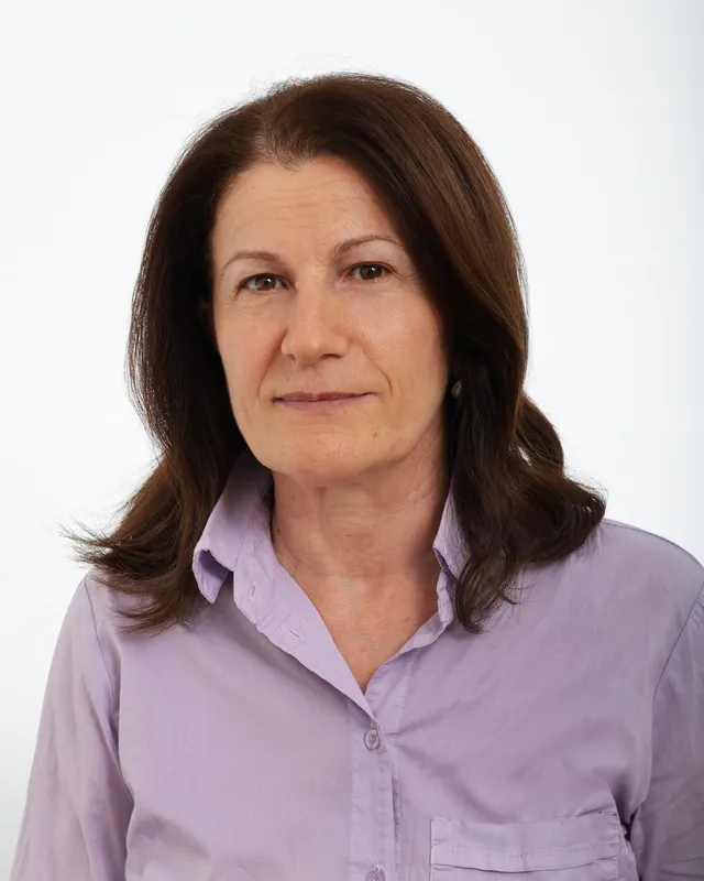 A professional studio portrait of a female trainer specialized in financial management and auditing.
